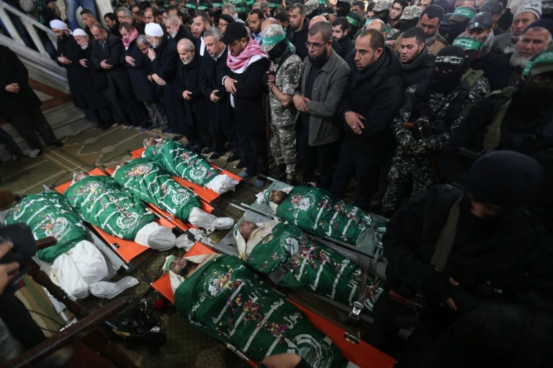 فلسطينيون يصلون على جثامين 7 من القسام (أ ف ب)