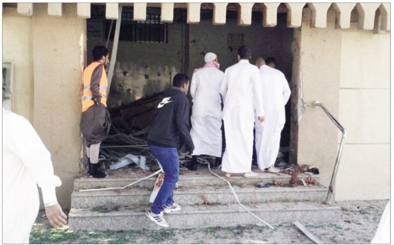 بوابة مسجد الإمام الرضا في الأحساء كما بدت أمس بعد التفجير الخارجي (مكة)