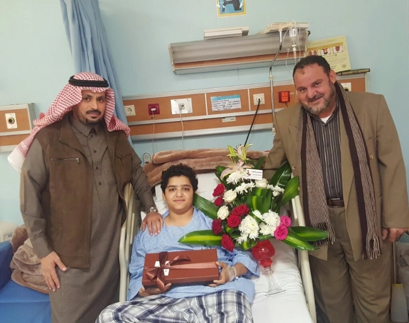 رشيد الفريدي خلال زيارته الطالب بالمستشفى (مكة)