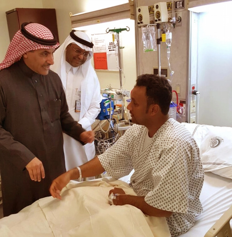 حمد الضويلع متفقدا أحد المصابين
