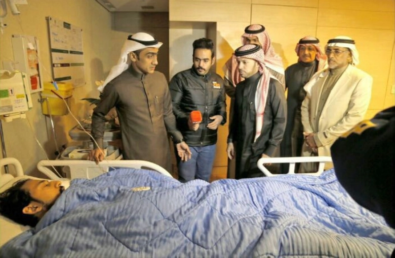 مسؤولون من ناديي الفتح والخليج يزورون المصابين (ممة)
