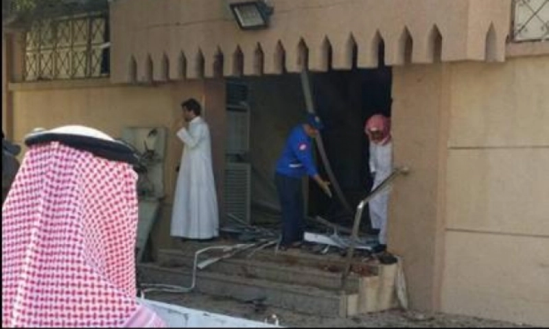 أثار التفجير عند مدخل المسجد