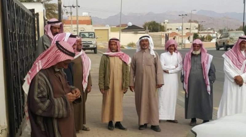 أولياء الأمور أمام مبنى محافظة البدع (مكة)