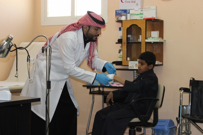 خلال فحص أحد الطلاب في العيادة (مكة)