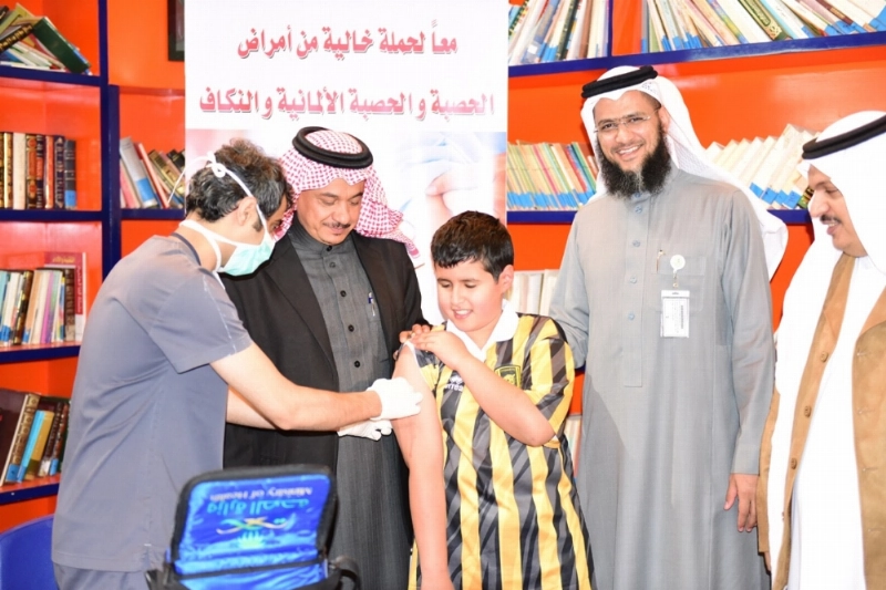 أحد الطلاب خلال تطعيمه (مكة)