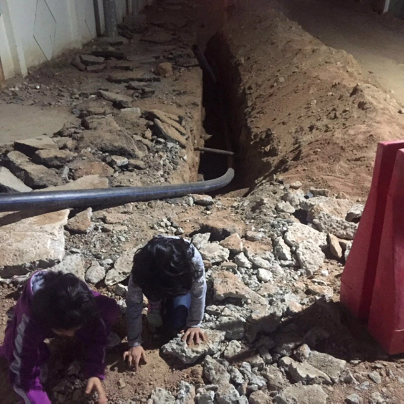 أطفال يلهون بجوار الحفريات (مكة)