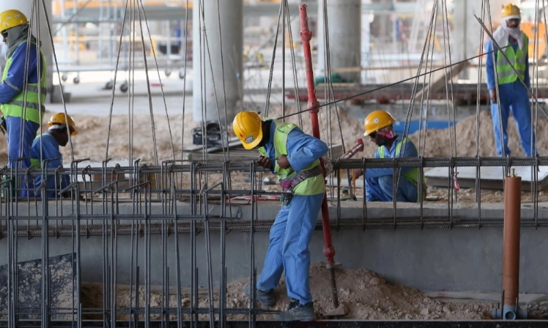 عمال بأحد مواقع الانشاءات (مكة)