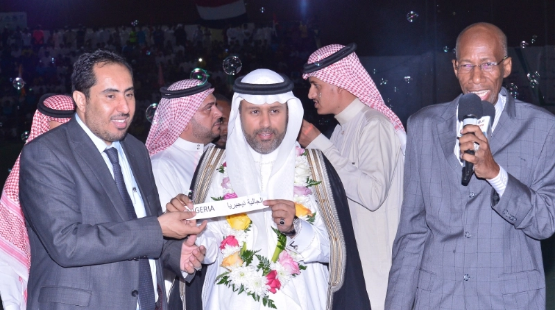 باهويني ووزير الرياضة اليمني خلال نهائي بطولة الصداقة للجاليات (مكة)