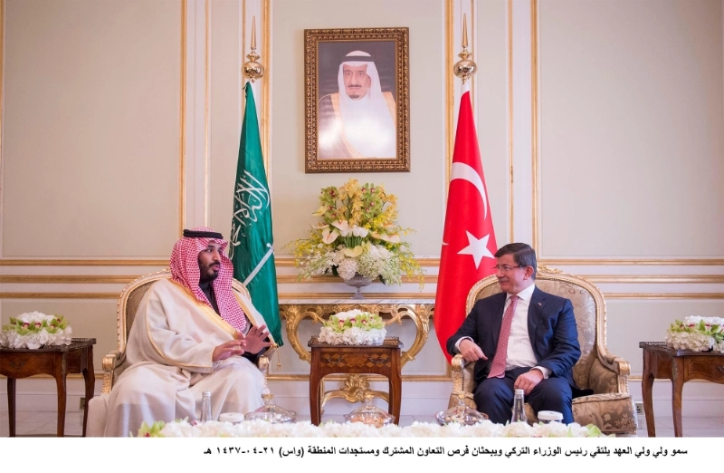 الأمير محمد بن سلمان ملتقيا أحمد أوغلو في الرياض أمس (واس)