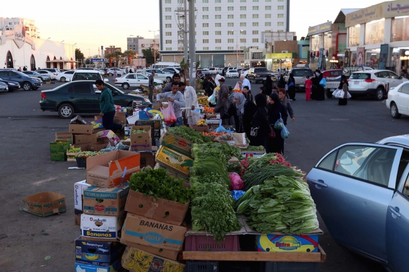 بسطات لبيع الخضار أمام مراكز تجارية في جدة (ثامر الفرج)