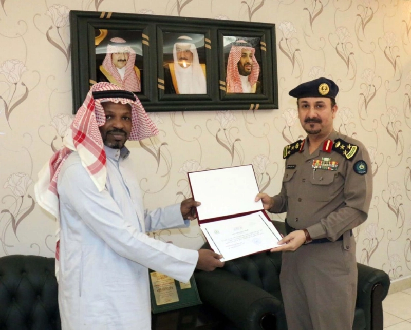 أحمد الدليوي مكرما أحد المتطوعين (مكة)