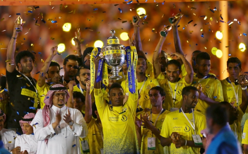 فيصل بن تركي يحتفل مع لاعبيه ببطولة الدوري الموسم قبل الماضي (مكة)