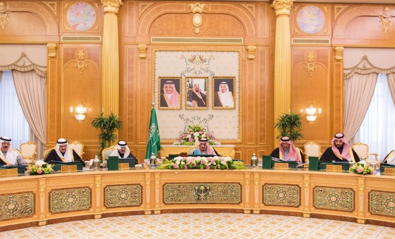الملك سلمان مترئسا جلسة المجلس أمس في قصر اليمامة بالرياض ويبدو ولي العهد وولي ولي العهد (واس)