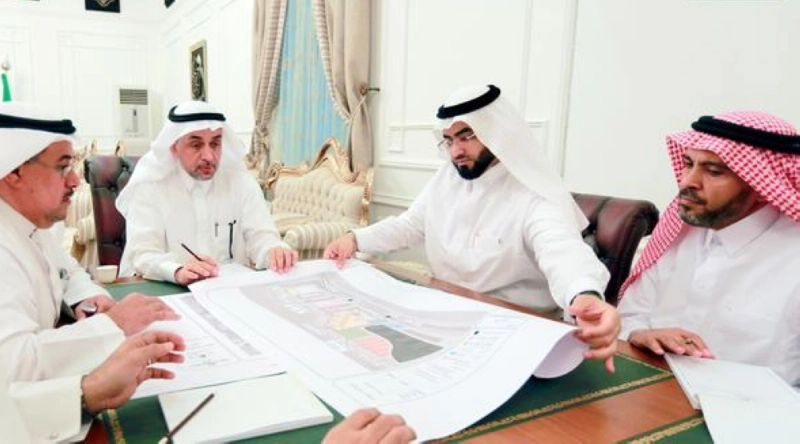 جانب من استعراض اللجنة لخرائط مصنع كسوة الكعبة (مكة)