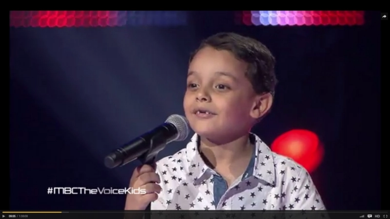 الطفل أحمد أثناء أداء أغنيته