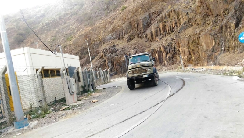 صهريج ماء لحظة خروجه من محطة التحلية في رجال ألمع (مكة)