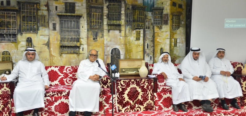 كامل يتوسط أعضاء مجلس إدارة غرفة جدة في لقاء أمس(مكة)