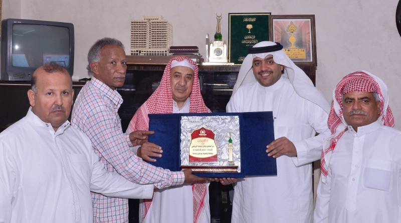 العاملون بالوحدة يقدمون الدرع للعامودي (مكة)