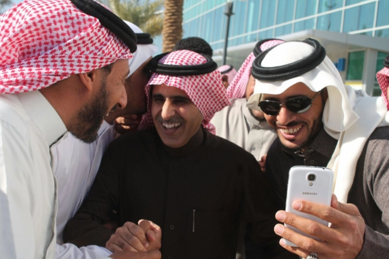 عبدالمرضي الشراري في لقطة باسمة مع بعض أقاربه (مكة)