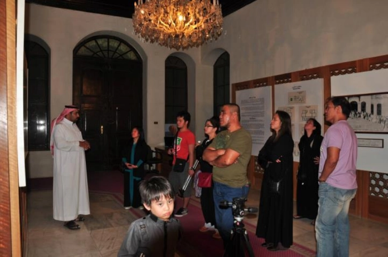 أحمد الجعيد مع أحد الوفود الأجنبية (مكة)