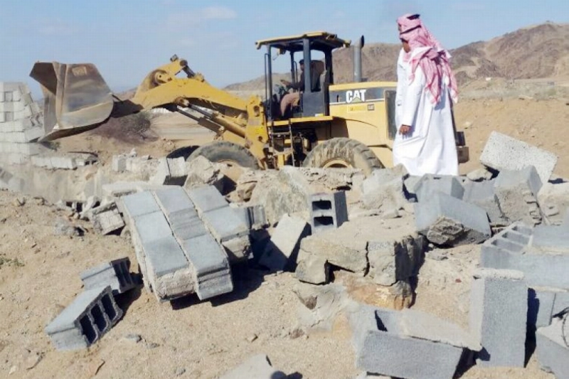 آليات الأمانة تزيل تعديات في العاصمة المقدسة (مكة)