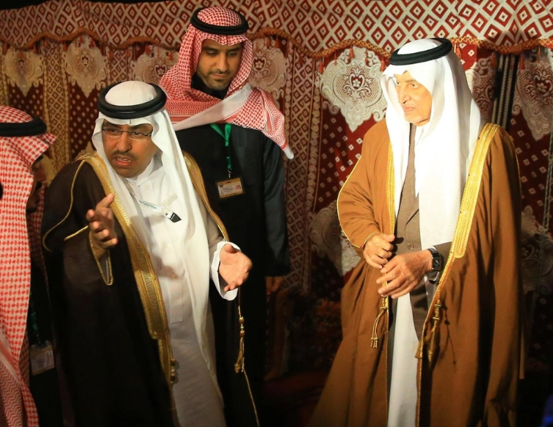 خالد الفيصل أثناء زيارته مسرح شارع عكاظ أمس الأول (واس)