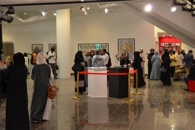 زواريتجولون داخل المعرض (مكة)