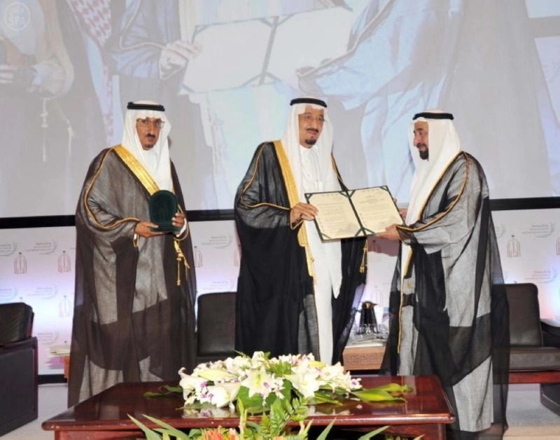 الملك سلمان يكرم أحد الفائزين بجائزة دراسات وبحوث تاريخ الجزيرة (واس)
