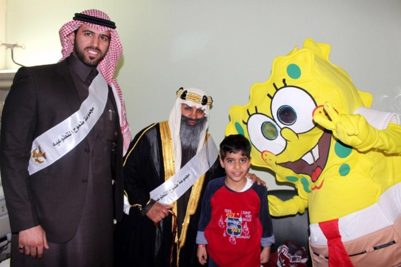 متطوعان مع مجموعة من الأطفال المنومين (مكة)