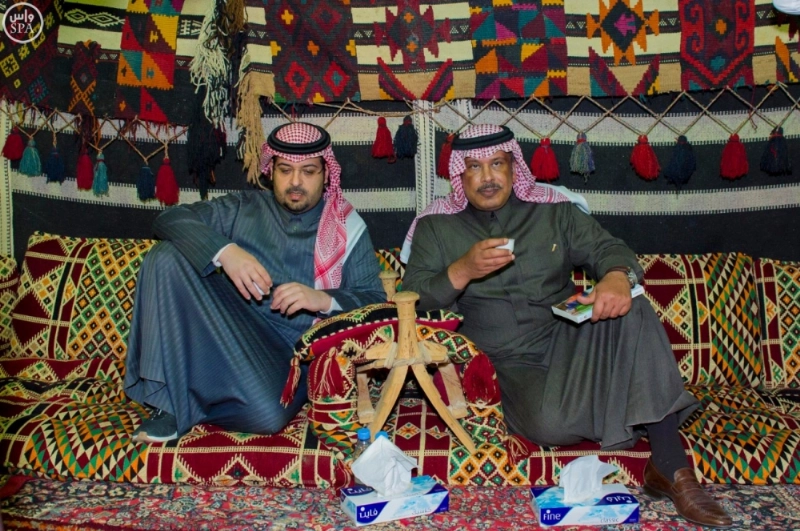 مشاري بن سعود أثناء زيارته جناح الباحة (واس)