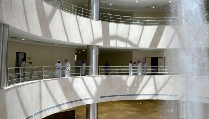 طلاب داخل أروقة جامعة نجران (مكة)