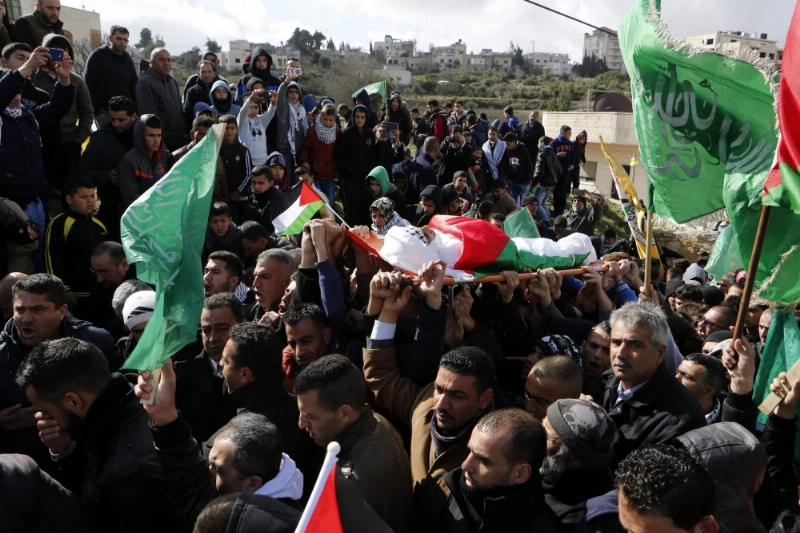 فلسطينيون يشيعون في الضفة أمس جثمان فتى قتل برصاص إسرائيلي (إب أ)