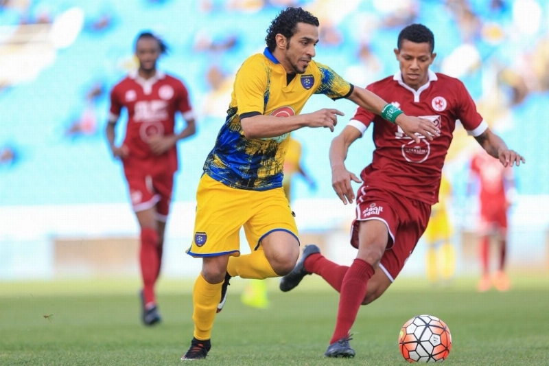 لاعب التعاون خالد الزيلعي ينطلق بالكرة (مكة)