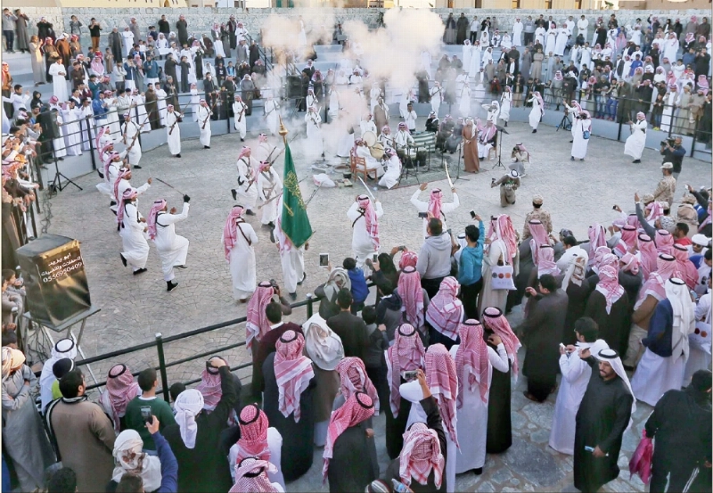 إقبال الزوار على عروض الفرق الشعبية (محمد مشهور)