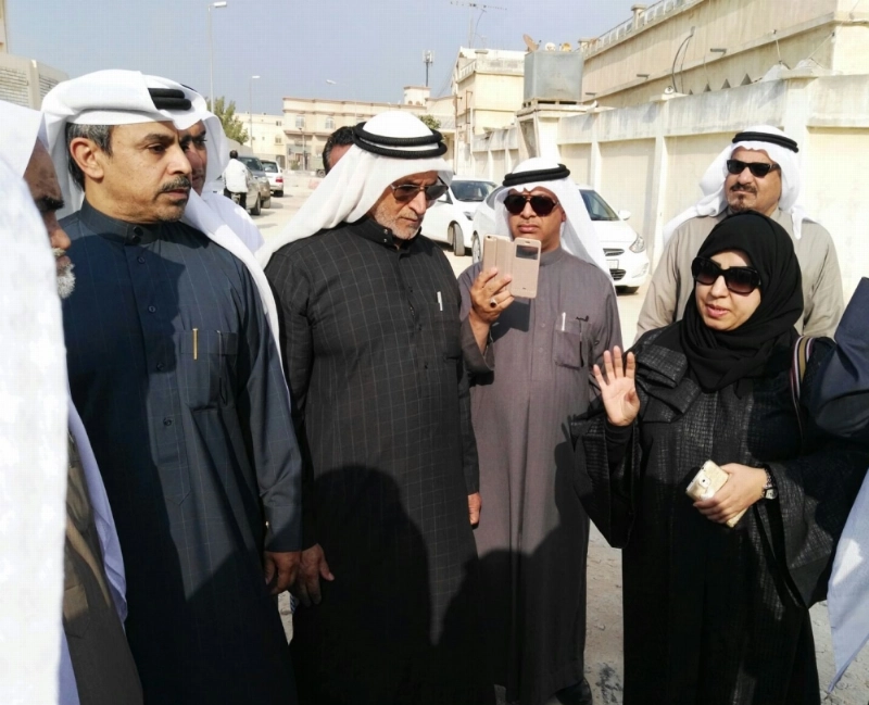 الماجد وأعضاء من المجلس البلدي يتفقدون الأحياء المتضررة في سيهات.