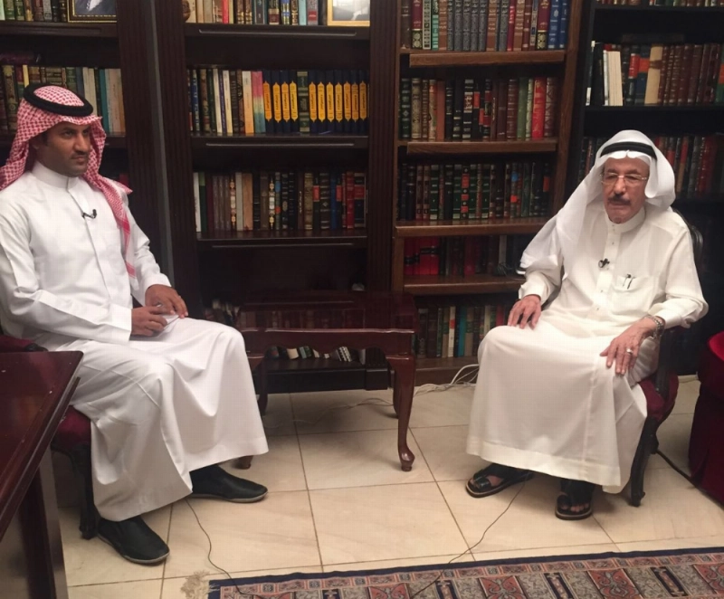 الشاعر مصطفى زقزوق أثناء تسجيل البرنامج (مكة)