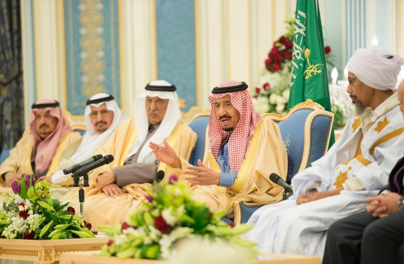 الملك سلمان خلال استقبال ضيوف الجنادرية في قصر اليمامة أمس (واس)