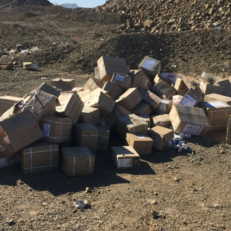 كراتين الادويه بالمنطقة الصحراويه كما بدت أمس (مكة)