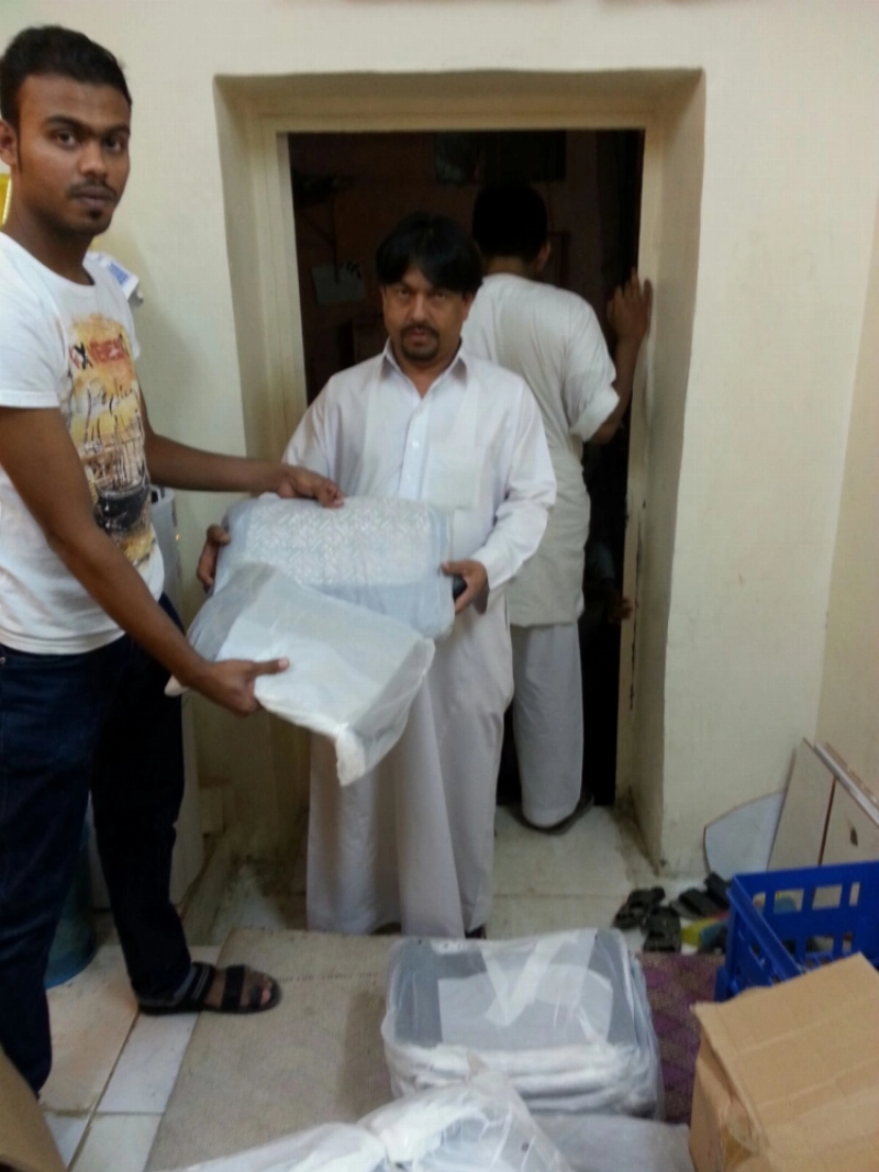 والد إحدى الفتيات أثناء استلامه الشنطة المدرسية (مكة)