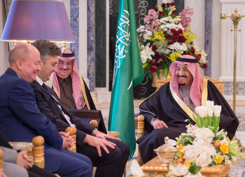 الملك سلمان بن عبدالعزيز لدى استقباله أندريه بلنكوفيتش في مكتبه بقصر اليمامة أمس (واس)