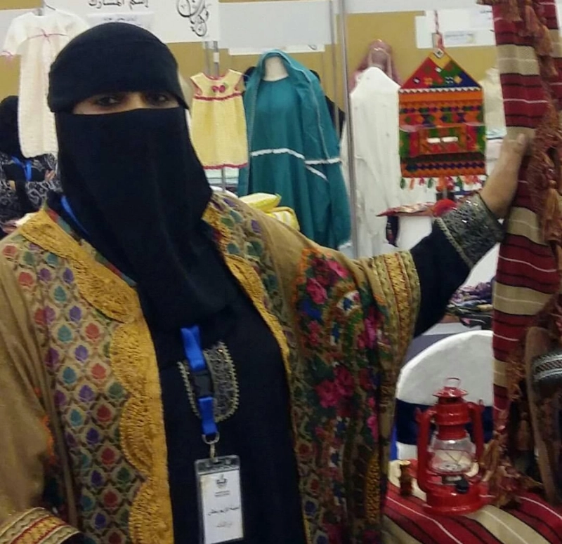 أمينة بخش أمام بعض أعمالها (أحمد جابر)