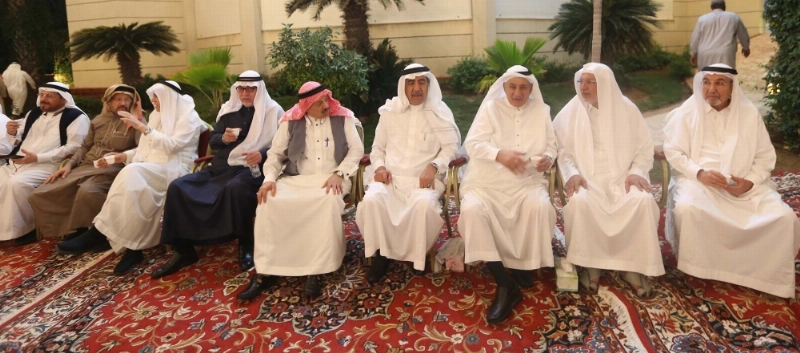 ذوو الفقيد لحظة استقبال المعزين في جدة أمس (علي القرني)