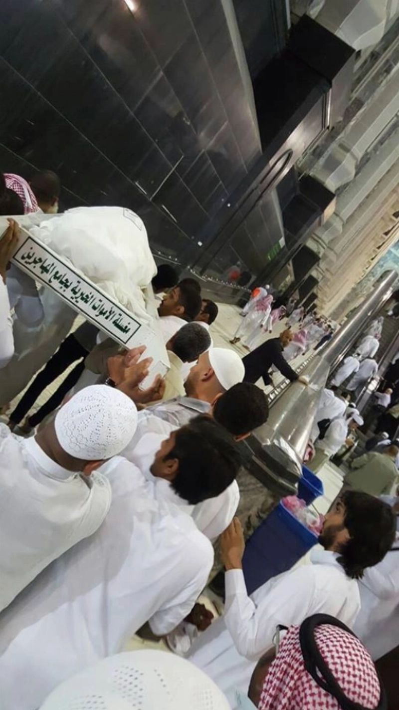 جثمان الفقيد على أكتاف المشيعين (مكة)