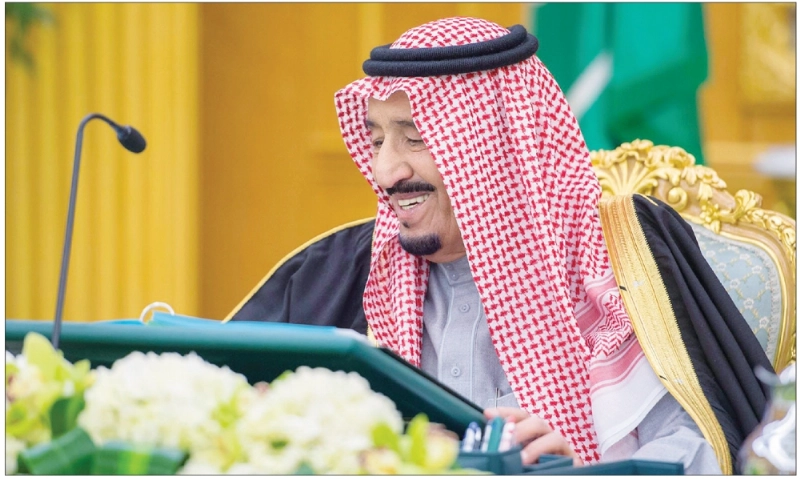الملك سلمان مترئسا جلسة مجلس الوزراء أمس في الرياض (واس)