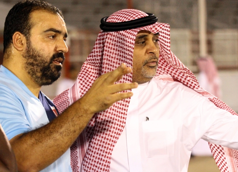 هشام مرسي في حديث مع المدرب (مكة)