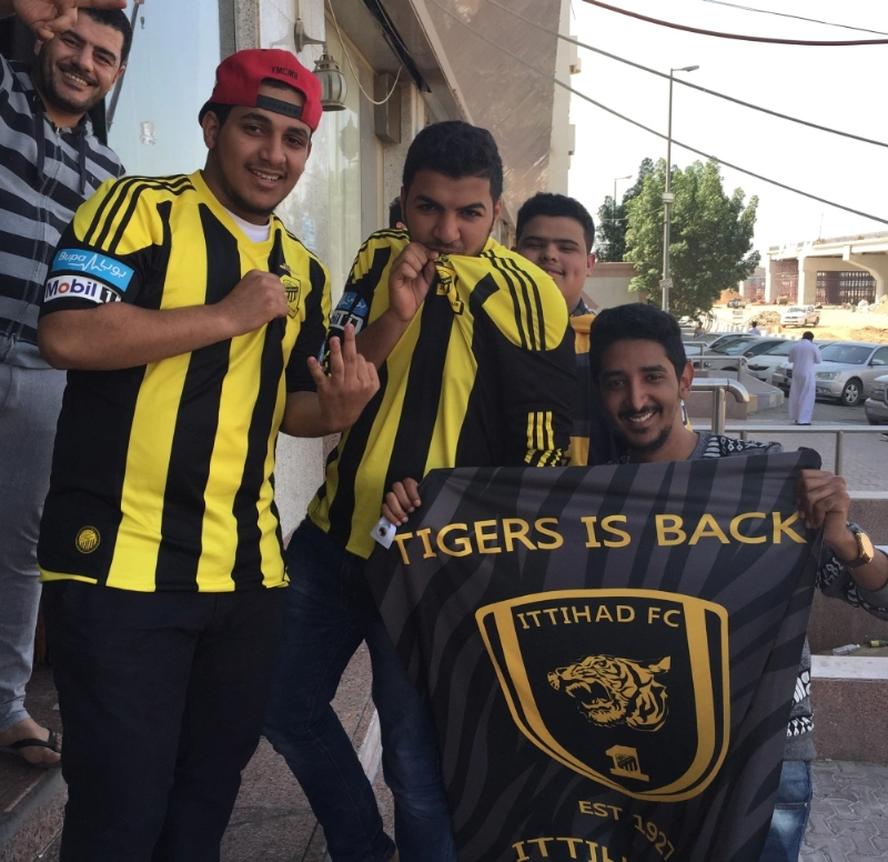 مشجعون حضروا للجوهرة مبكرا (مكة)