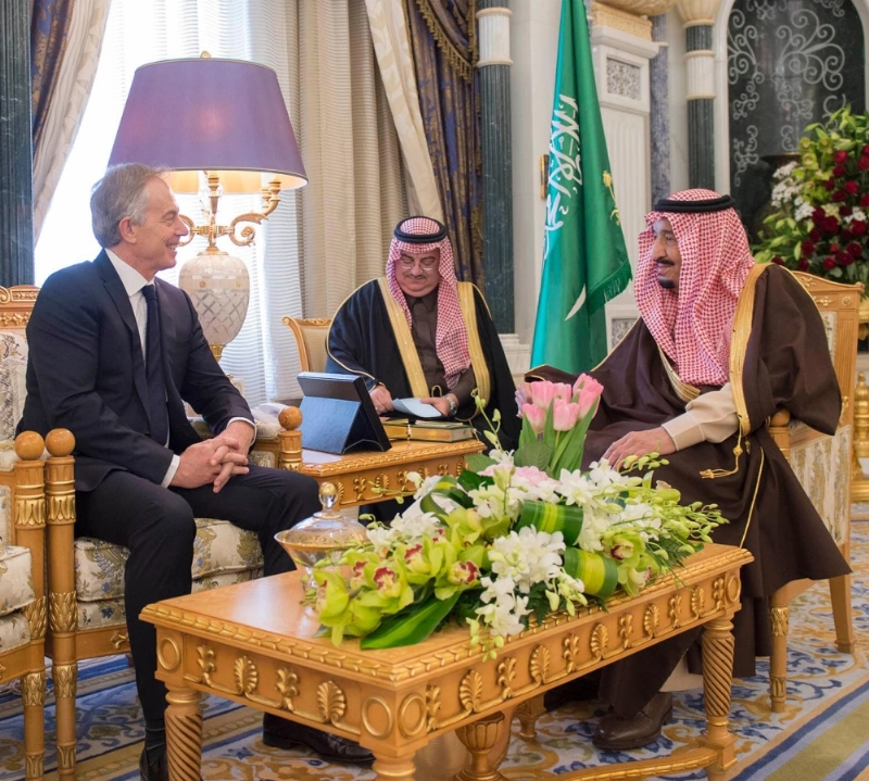 الملك سلمان بن عبدالعزيز لدى لقائه توني بلير في قصر اليمامة أمس (وس)