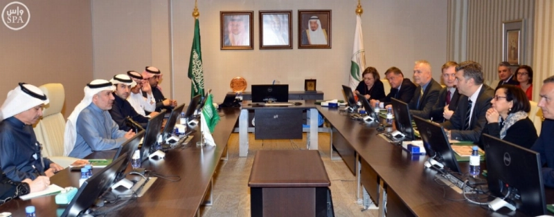 الربيعة خلال استقباله للوفد الأوروبي ( واس)