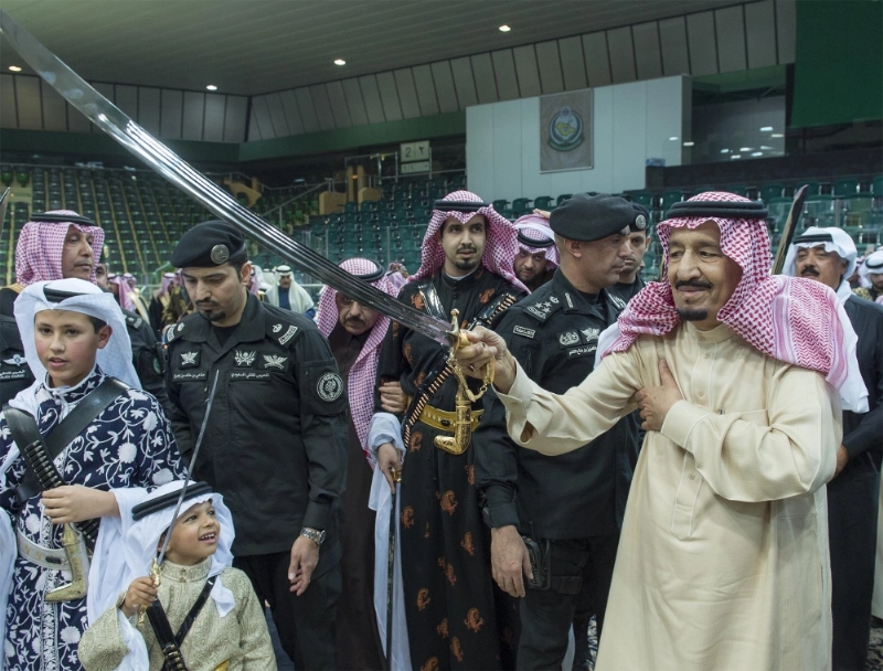 الملك سلمان خلال العرضة السعودية