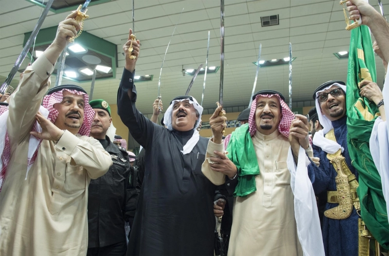 خادم الحرمين أثناء مشاركته في العرضة السعودية بالرياض أمس (بندر الجلعود)